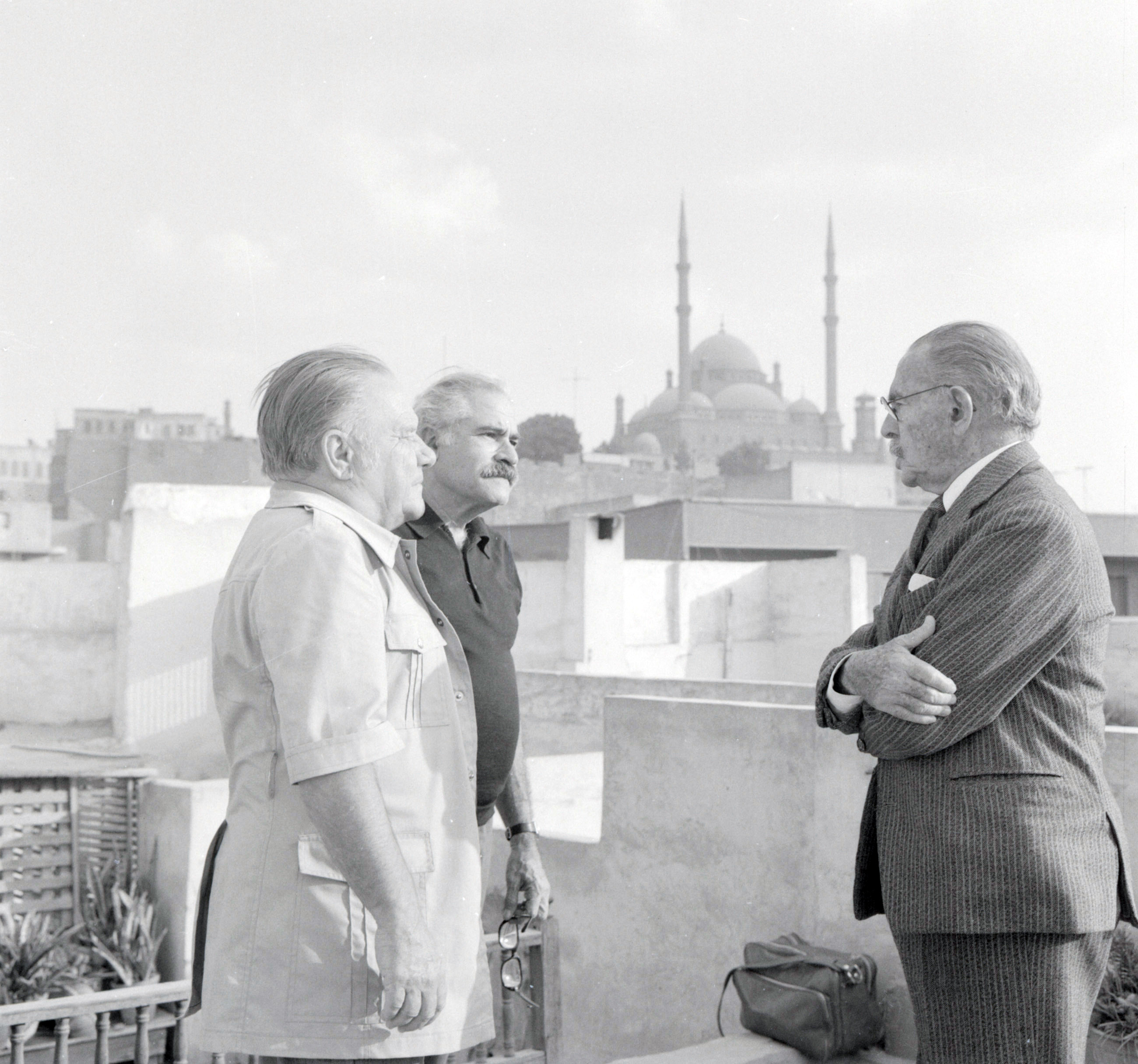 Hassan_Fathy,_Lawrence_Durrell_and_Dimitri_Papadimos,_in_Cairo